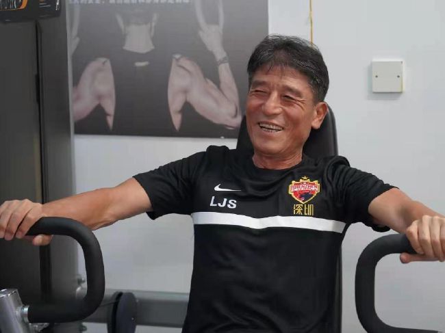 史蒂夫与苏守德一起，坐在其中一辆总统一号的后排，车队开出机场的过程中，史蒂夫大概跟苏守德介绍了一下自己儿子沃尔特的一些情况。